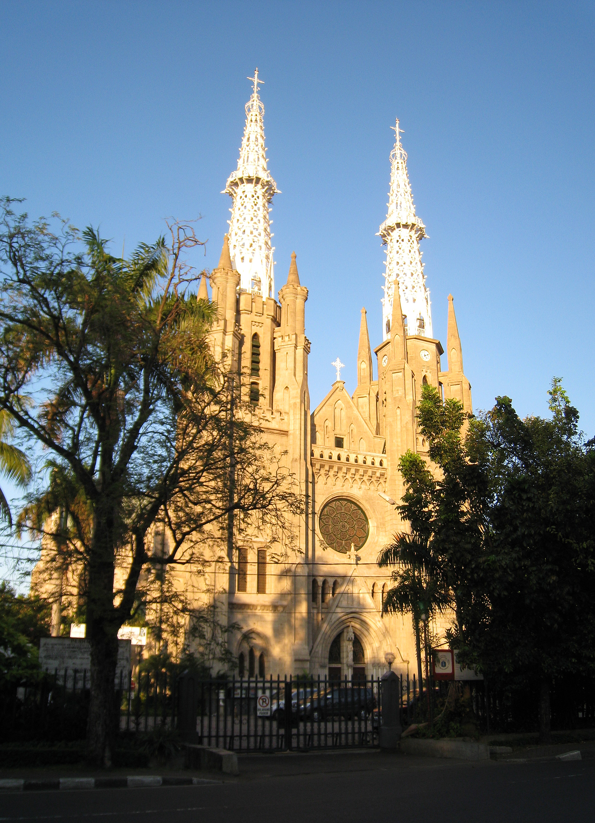 https://commons.wikimedia.org/wiki/File:Jakarta_Cathedral_Afternoon.JPG#/media/File:Jakarta_Cathedral_Afternoon.JPG