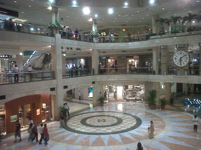 https://commons.wikimedia.org/wiki/File:Plaza_Senayan.jpg#/media/File:Plaza_Senayan.jpg