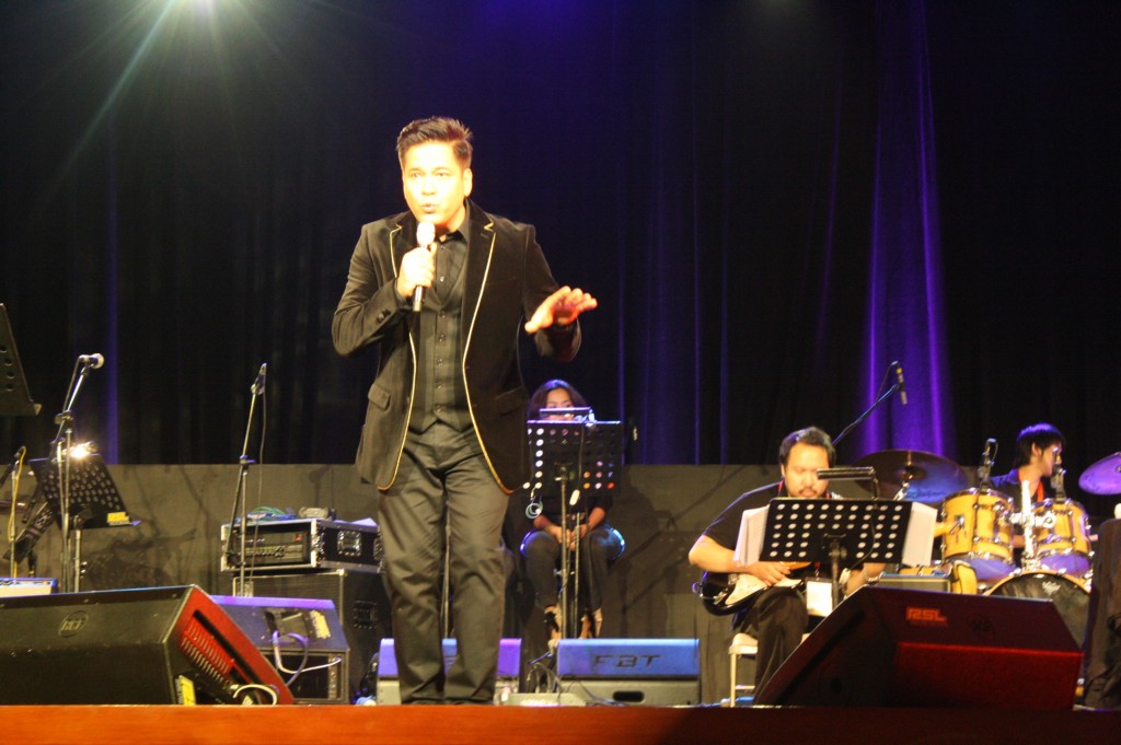 Concert King Martin Nievera singing Frank Sinatra.