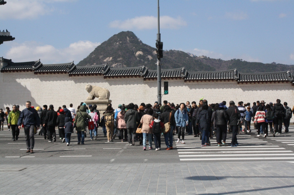 People flocked at Gwanghwamun on a Sunday afternoon.