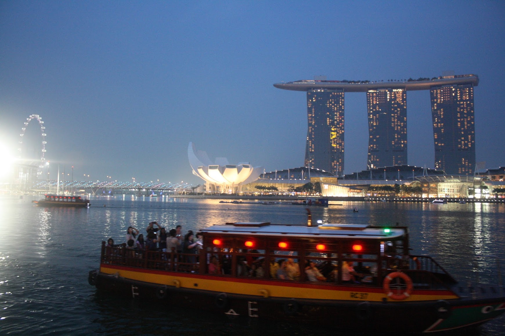 Marina Bay Sands, the helix bridge and Singapore Flyer visible from the Merlion.
