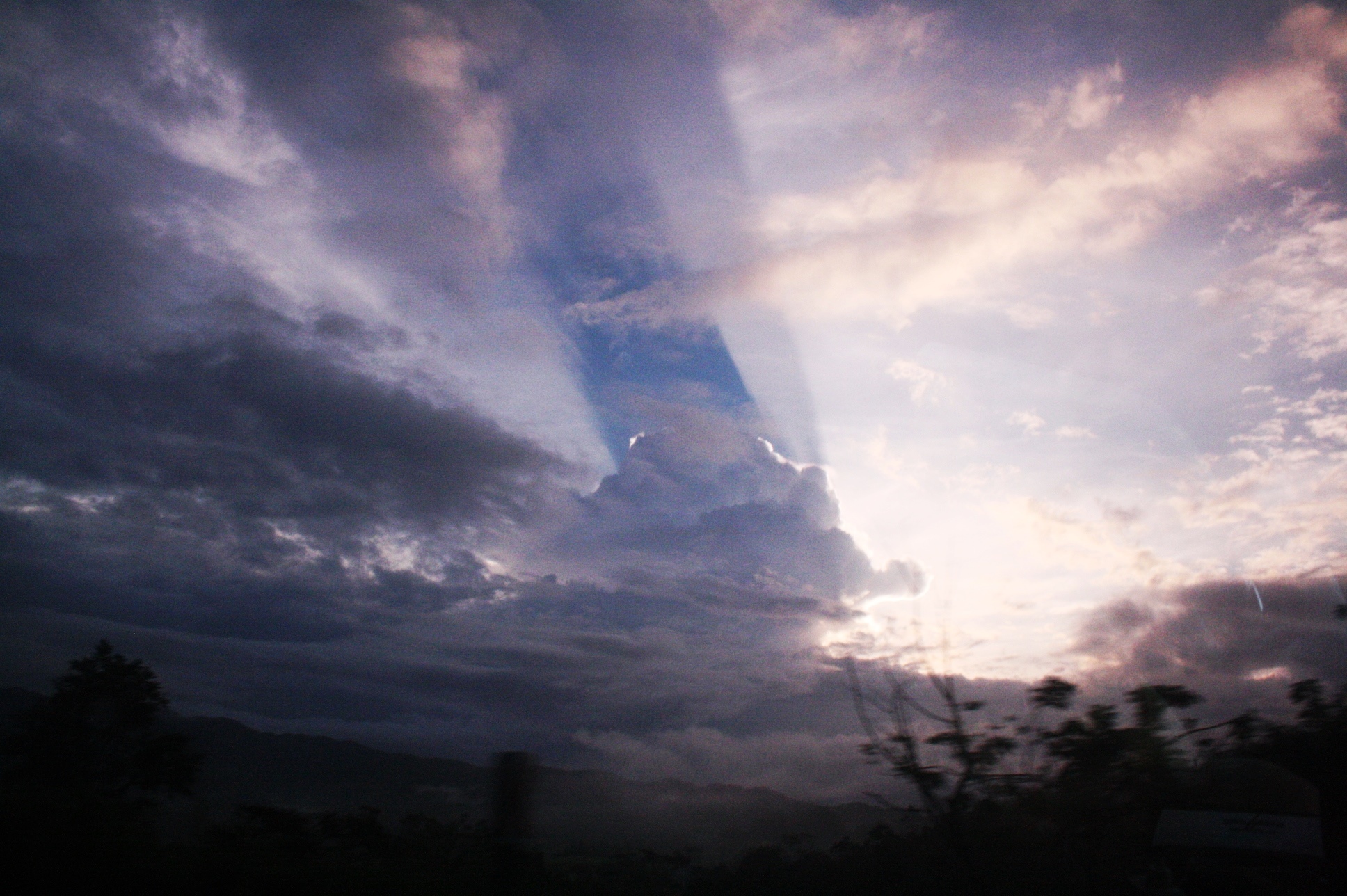 The colorful sky was like a natural painting.