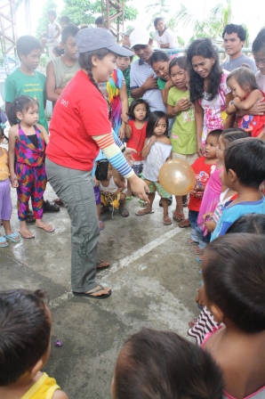 Volunteers organized some games for the kids.