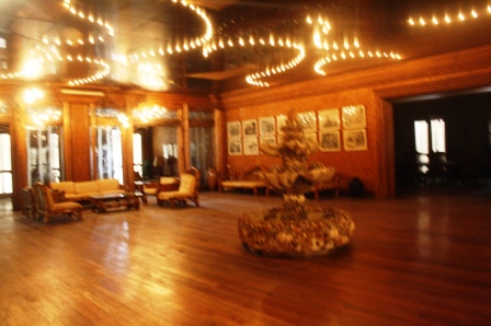 The living room with a fountain made of shell at the center and a ceiling with light patterns.