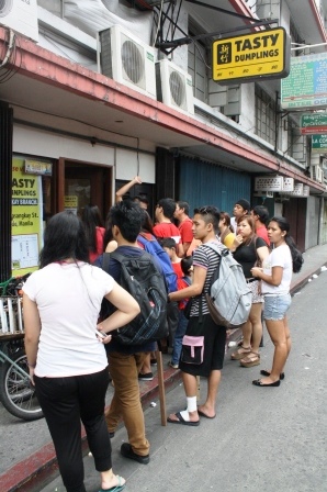 When we went out, the people outside waiting were already this many.