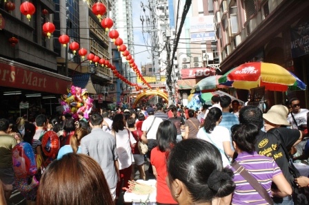 A crowd-filled Ongpin St.