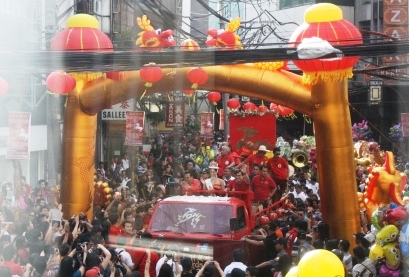 Miss International Bea Rose Santiago with the leaders of the city of Manila.