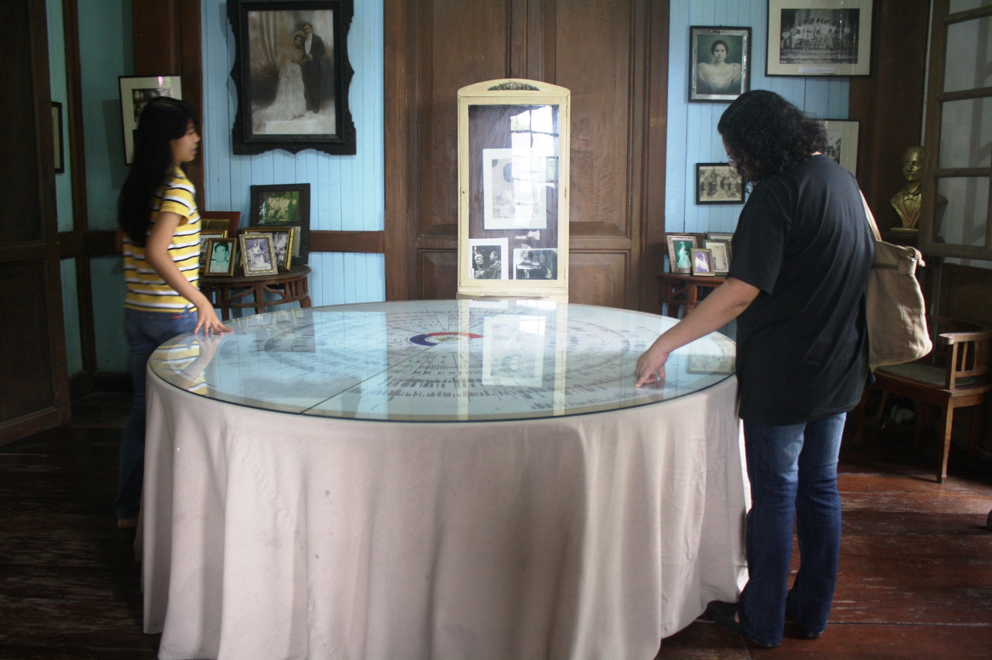 The round table shows the descendants of Yves Leopold Gaston and is updated yearly.
