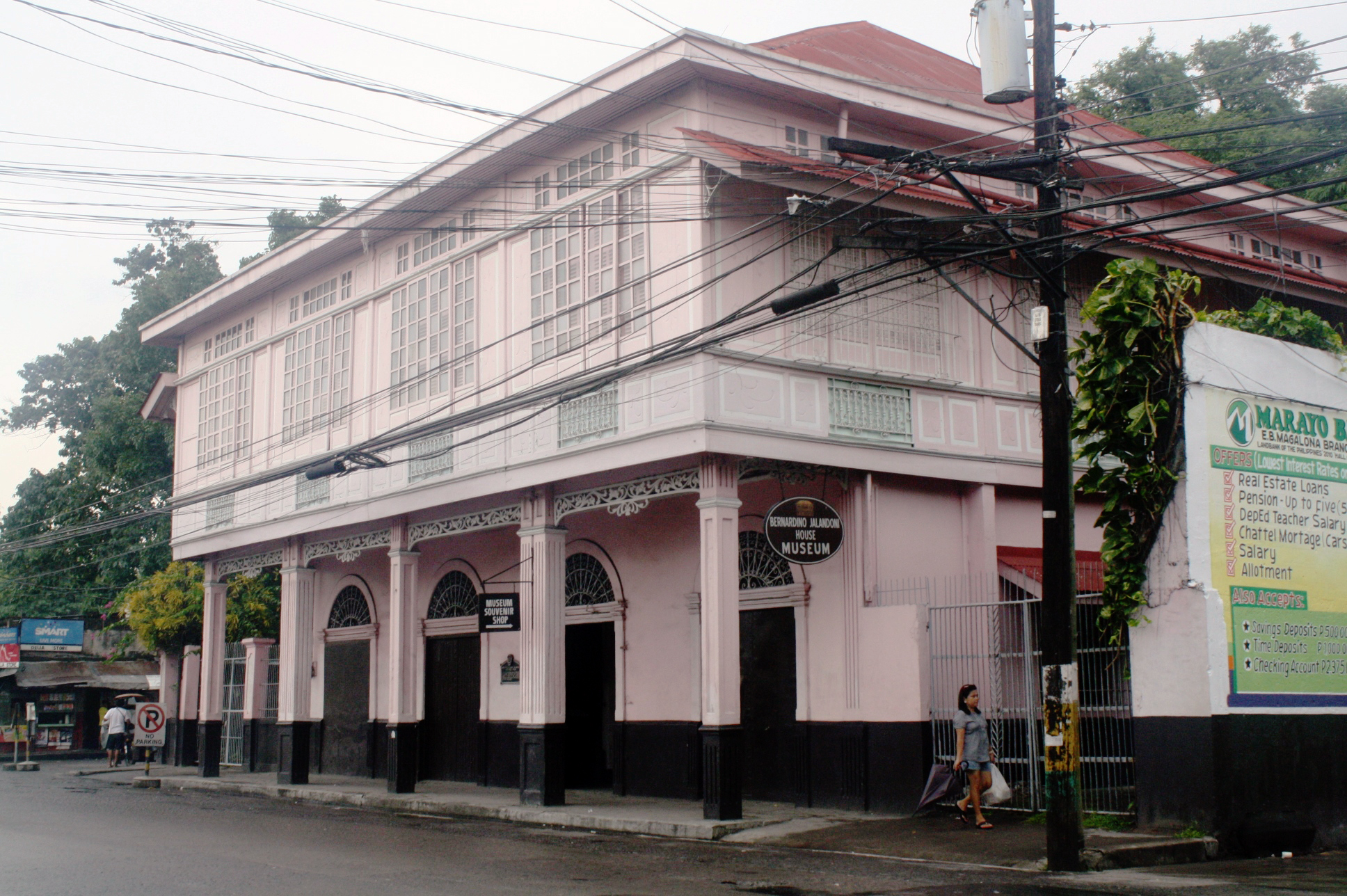 Silay's pink house along the highway cannot be missed.