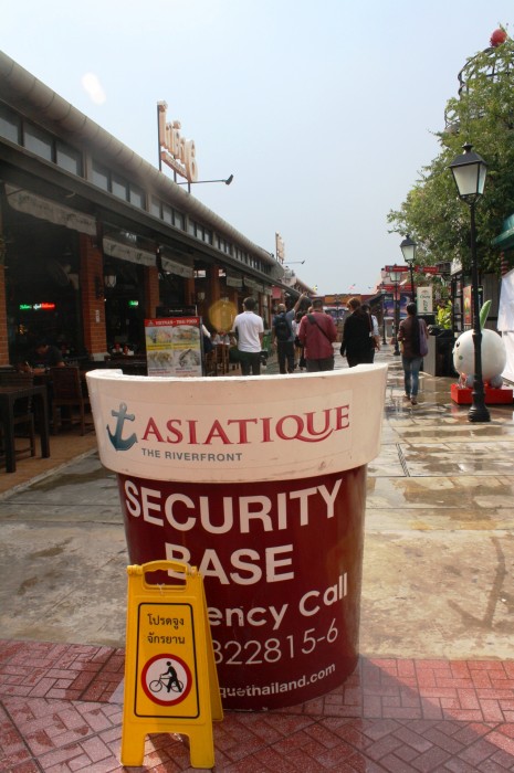 You can walk around Asiatique's four districts.