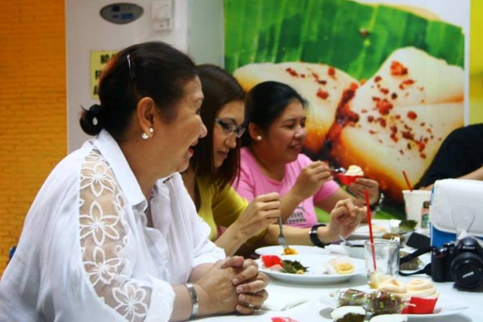 Proof that I was enjoying my brazo cupcake and the stories of Ms. Agnes Cuenca. Photo by Jojo Vito.