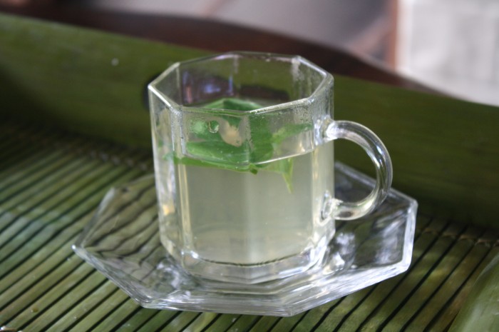 The five-leaf tea as welcome drink.