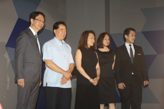 Bacolod Mayor Monico Fuentebella (2nd from left) with (L-R) SMX Convention Center senior assistant vice president Dexter Deyto, SM Hotels and Conventions Corp. president Elizabeth Sy and senior vice president for operations Peggy Angeles, and SMX Bacolod manager JB Ongsingco.