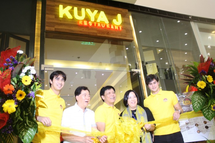James (leftmost) and Phil (rightmost) Younghusband with Bacolod Mayor Monico Puentebella (2nd from left), Winglip K. Chang (3rd from left), and Julia Estrella-Javellana (4th from left).