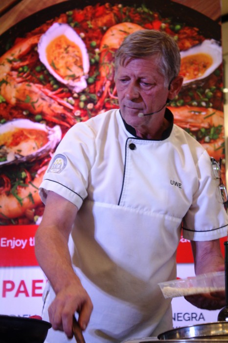 Chef Uwe at the Paella Valenciana corner.