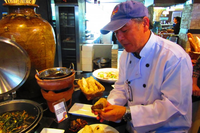 HK Tan shows how to enjoy Singaporean food, the local way.