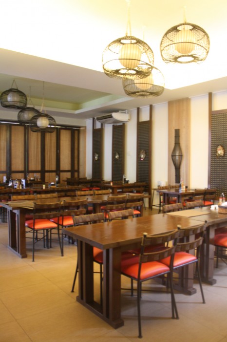 There are air-conditioned rooms for private meetings and occasions.